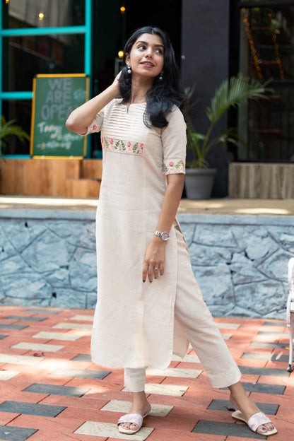 Elegant Off-White Kurta Set With Floral Embroidery