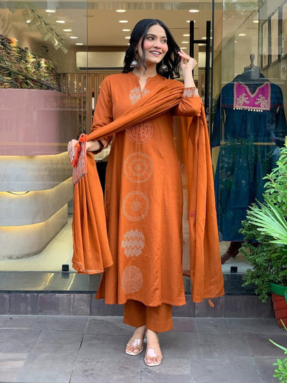 Women Embrodairy Chanderi Stright Kurta Set With Chinon Duppata