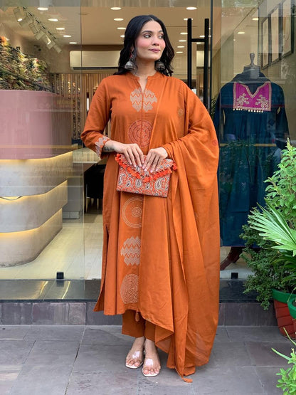 Women Embrodairy Chanderi Stright Kurta Set With Chinon Duppata